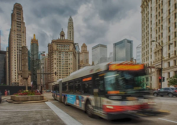 Чикаго, США - 17 июня 2017 года: Автобус едет в центр Чикаго. Чикаго является третьим по численности населения городом США с населением 2,7 миллиона человек (8,7 миллиона человек в его городской зоне). ). — стоковое фото