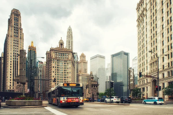 Chicago, Estados Unidos - 17 de junio de 2017: Bus drives downtown in Chicago. Chicago es la tercera ciudad más poblada de Estados Unidos con 2,7 millones de habitantes (8,7 millones en su área urbana) ). — Foto de Stock