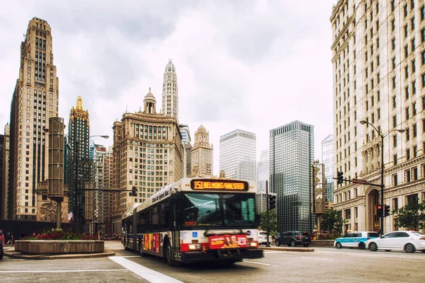 Chicago, Amerika Birleşik Devletleri - 17 Haziran 2017: Otobüs downtown Chicago kullanıyor. Şikago da 3 en kalabalık bizi şehir 2.7 milyon sakinleri (8.7 milyon kentsel alanda ile). — Stok fotoğraf
