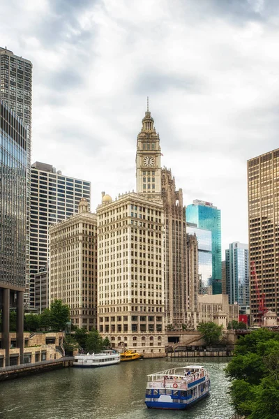 Blick auf das Chicagoer Flussufer mit Brücke und Wolkenkratzer — Stockfoto