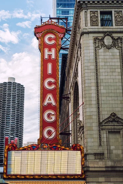 Nagy jel kívül a történelmi Chicago Theatre — Stock Fotó