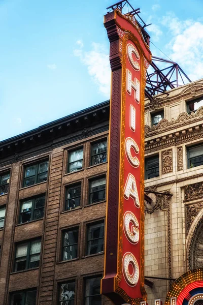Groot bord buiten de historische Chicago Theater — Stockfoto