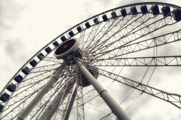 Ferris wheel low angle view — Stock Photo, Image