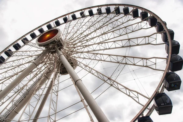 Blick auf ein Riesenrad in geringem Winkel — Stockfoto