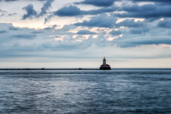 Farol no lago — Fotografia de Stock