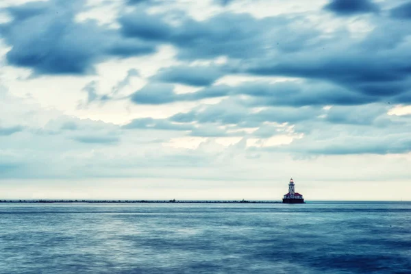 Farol no lago — Fotografia de Stock