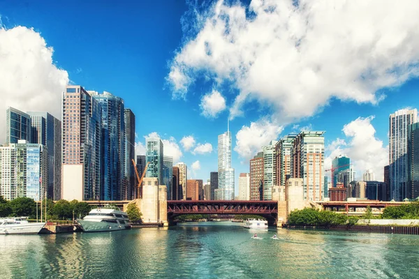 Chicago Fluss und Wolkenkratzer — Stockfoto