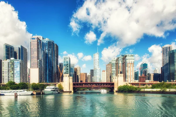 シカゴ川と skyscrappers — ストック写真