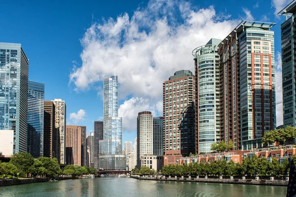 Chicago River i skyscrappers — Zdjęcie stockowe