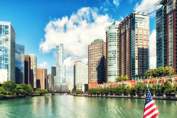 Chicago Fluss und Wolkenkratzer — Stockfoto