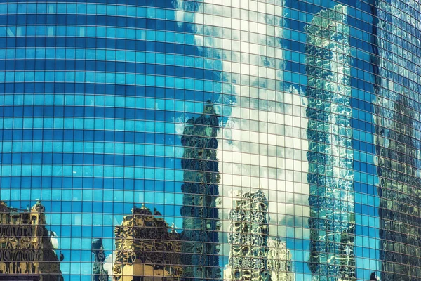 Reflexiones del edificio de oficinas — Foto de Stock