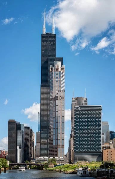 ウィリス タワーとシカゴ市のスカイライン — ストック写真