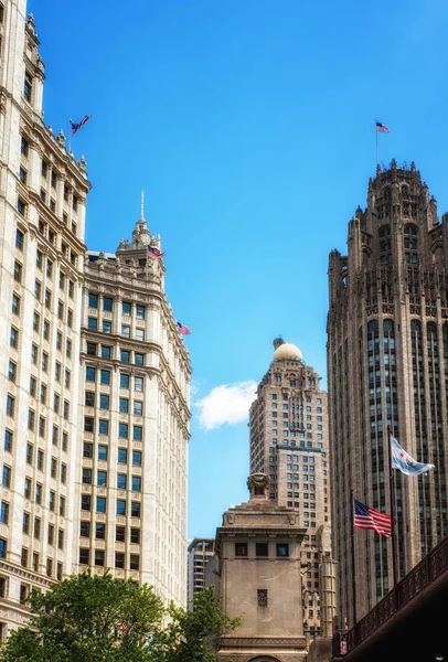 Wrigley Binası ve Tribune Kulesi