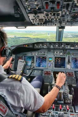 Pilot uçağa iniş