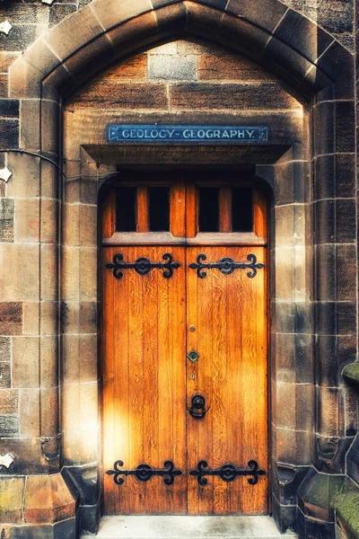Дерев'яна двері університет Глазго — стокове фото