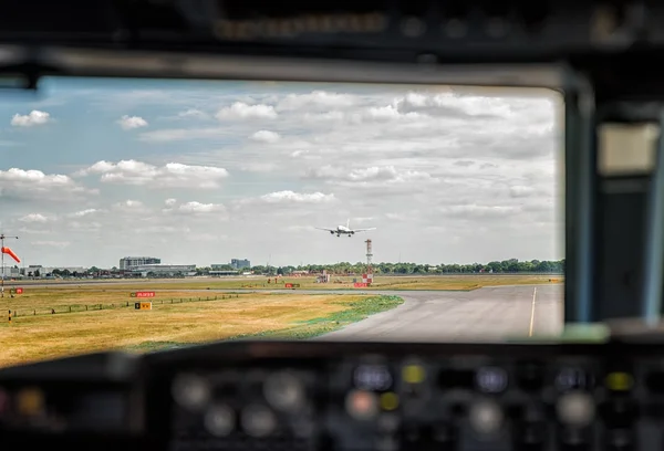 Weergave van een vliegtuig Landing — Stockfoto