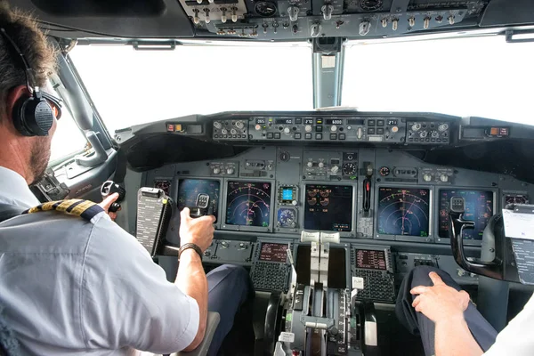 Piloto aterrissando um avião — Fotografia de Stock