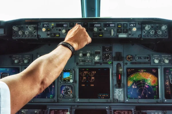 Pilot hand driva en switch på flygplan paneler. — Stockfoto