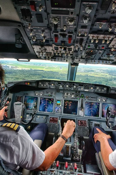 Pilot landet Flugzeug — Stockfoto