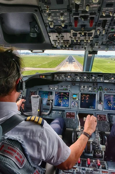 Pilot landet Flugzeug — Stockfoto