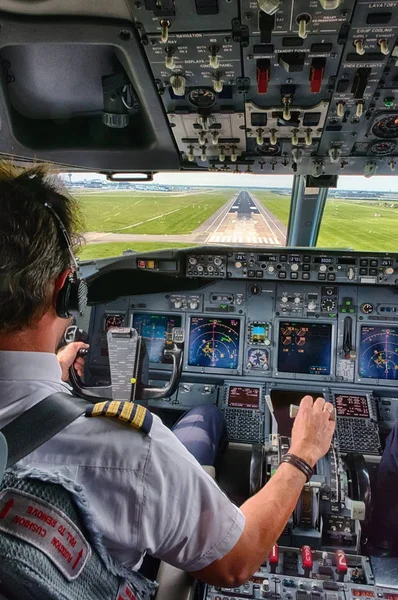 Pilot Landing a Plane — Stock Photo, Image