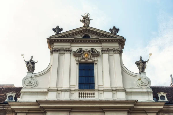 Fachada decorativa de una casa en Viena, Austria — Foto de Stock