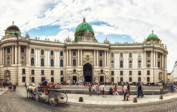 말이 끄는 마차 Hofburg 제국 궁전 비엔나에 있는 — 스톡 사진