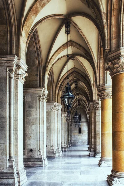 Corredor histórico con columnas — Foto de Stock