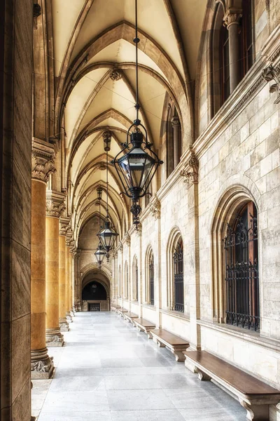 Sütunlarla tarihsel koridor