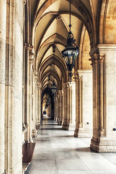 Sütunlarla tarihsel koridor