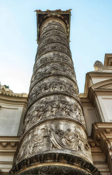 Columna de Karlskirche, Iglesia de San Carlos, Viena, Austria — Foto de Stock