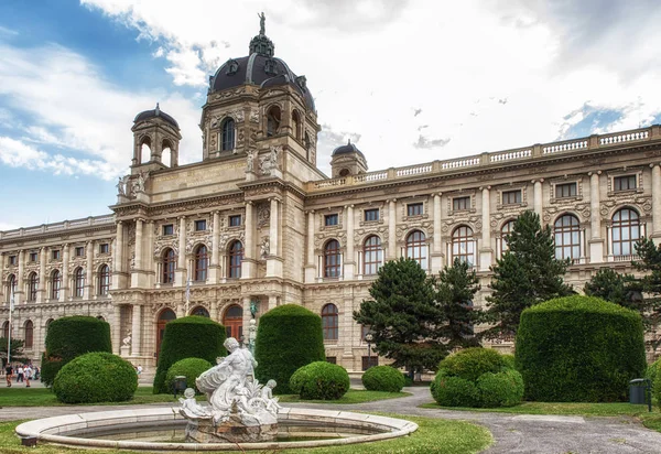 Természettudományi Múzeum, Vienna. Szökőkút szobor a előtérbe — Stock Fotó