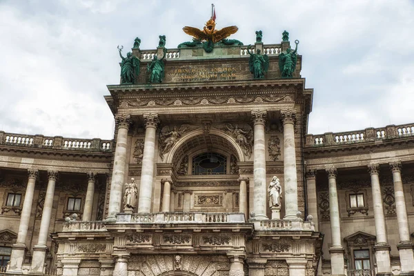 Hofburg Imperial palace vchod, pohled od Burggarten, Vídeň A — Stock fotografie