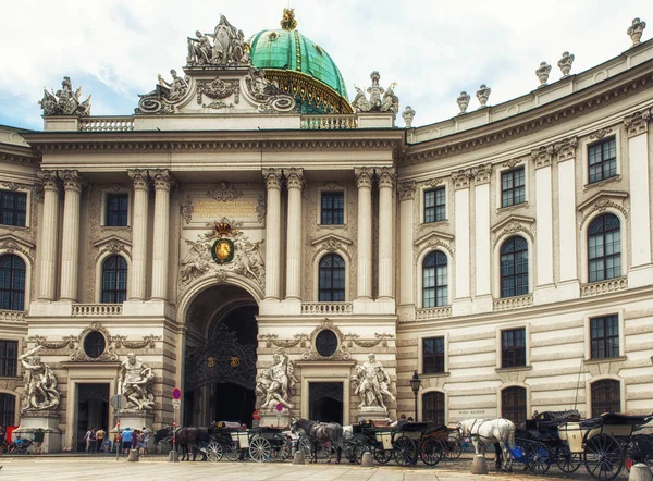 Koňský povoz v císařský palác Hofburg ve Vídni — Stock fotografie