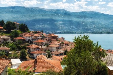 Ohri Gölü. Eski kasaba çatılarda ön planda. Makedonya