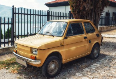 Ohrid, Makedonya - 23 Temmuz 2017: Vintage ve eski araba Ohrid, Makedonya bir sokakta park edilmiş