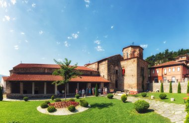 Ohrid, Makedonya - 23 Temmuz 2017: İnsanlar dua için kilise ve turistik ziyaret edin. Ohrid, Makedonya Cumhuriyeti, St. Sophia kilise sekizgen kubbe. Sonra resmi conversi ilk Bulgar İmparatorluğu döneminde inşa edilmiş