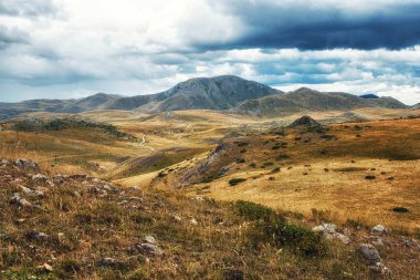 Mavrovo Milli Parkı - Makedonya. Kurtlar Vadisi Galichnik Köyü ve Medenica tepe Bistra dağ Mavrovo Milli Parkı'nda Makedonya yakınındaki Panorama manzara görünümü.
