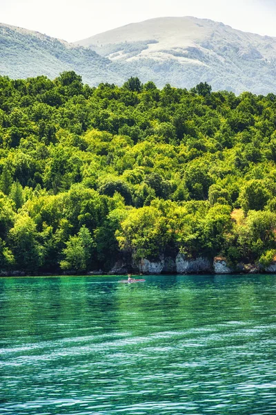 Caiaque turístico no Lago Ohrid, República da Macedônia, Balcãs — Fotografia de Stock