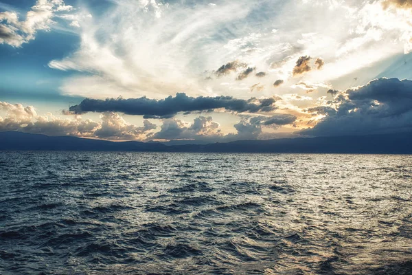 Pôr do sol sobre ohrid lago, macedônia — Fotografia de Stock