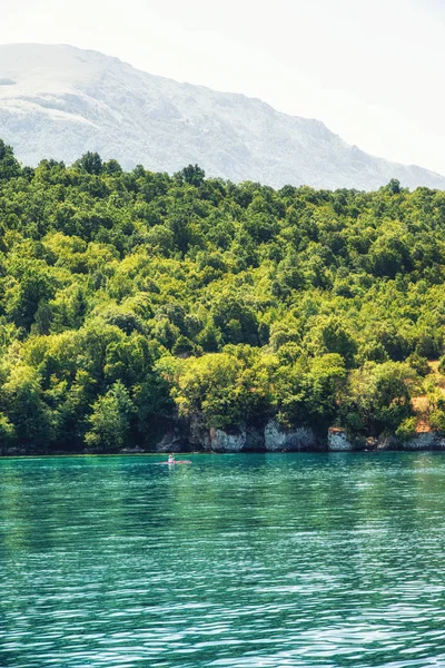 Туристический каяк на Охридском озере, Республика Македония, Балканы — стоковое фото