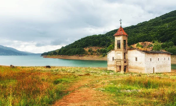 Szent Miklós templom, tó Mavrovo, Macedónia — Stock Fotó