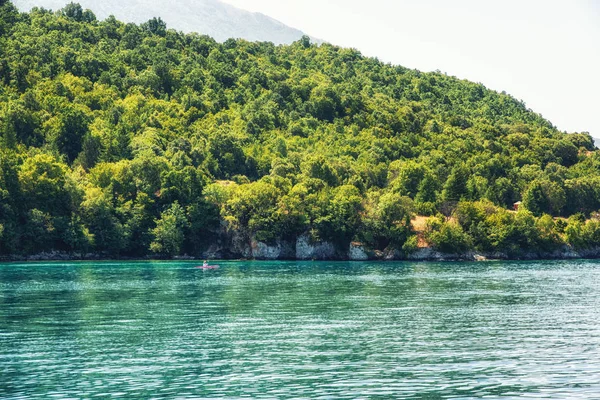 Caiaque turístico no Lago Ohrid, República da Macedônia, Balcãs — Fotografia de Stock