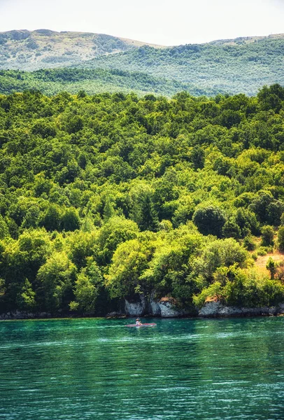 Caiaque turístico no Lago Ohrid, República da Macedônia, Balcãs — Fotografia de Stock