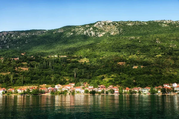 En utsikt over en liten fiskerlandsby ved Ohridsjøen – stockfoto