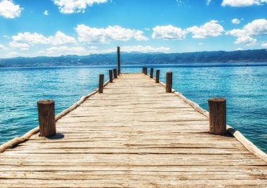 Ahşap iskele veya Mavi Göl kenarında İskelesi.