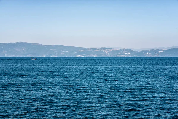 Lago Ohrid com montanhas no fundo, Macedônia — Fotografia de Stock