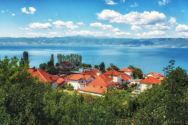 Widok na typowe, małej miejscowości w regionie lake Ohrid w Macedonii — Zdjęcie stockowe