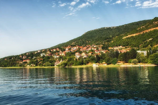 Uma vista de uma pequena vila piscatória no lago Ohrid — Fotografia de Stock