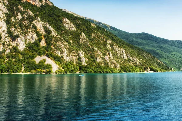 Туристический каяк на Охридском озере, Республика Македония, Балканы — стоковое фото